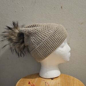 Elegant Knit Beanie with Faux Fur Pom